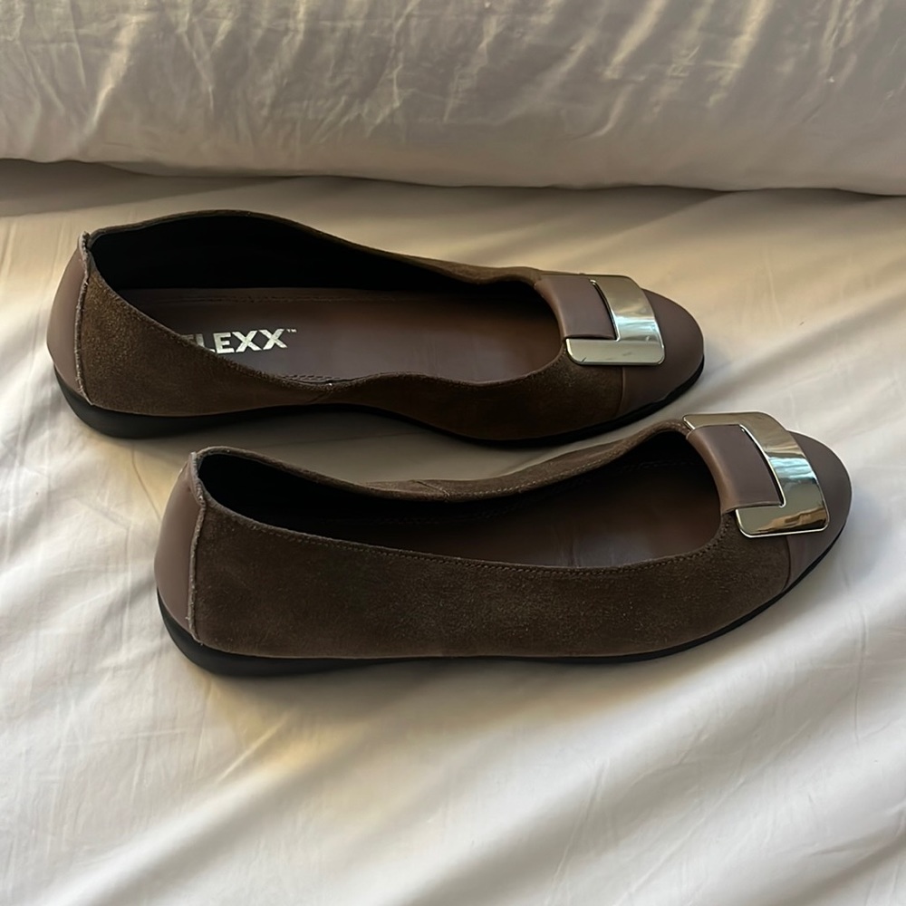 THE FLEXX brown flats. Used but great quality (look new). SIZE US 7. woman